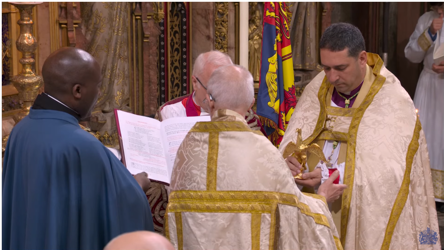 加冕禮中抺油前大主教祝禱。(影片截圖）